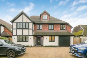 Oak End Way, Addlestone