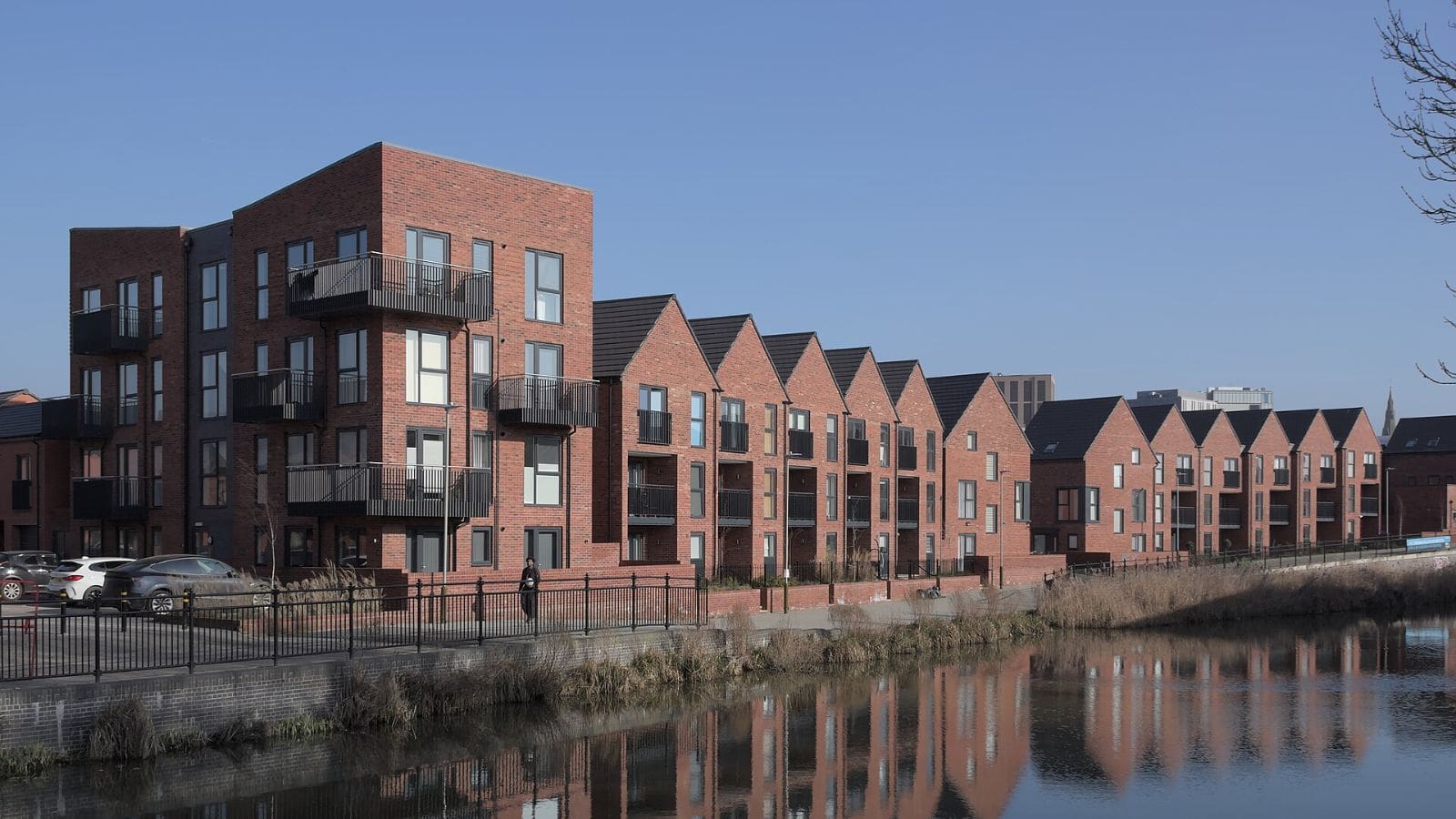 New homes beside the water on Grand Union Embankment, Leicester Waterside